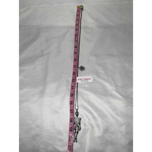 NWT BETSEY JOHNSON GLOW IN THE DARK HALLOWEEN SKELETON NECKLACE - Picture 14 of 14